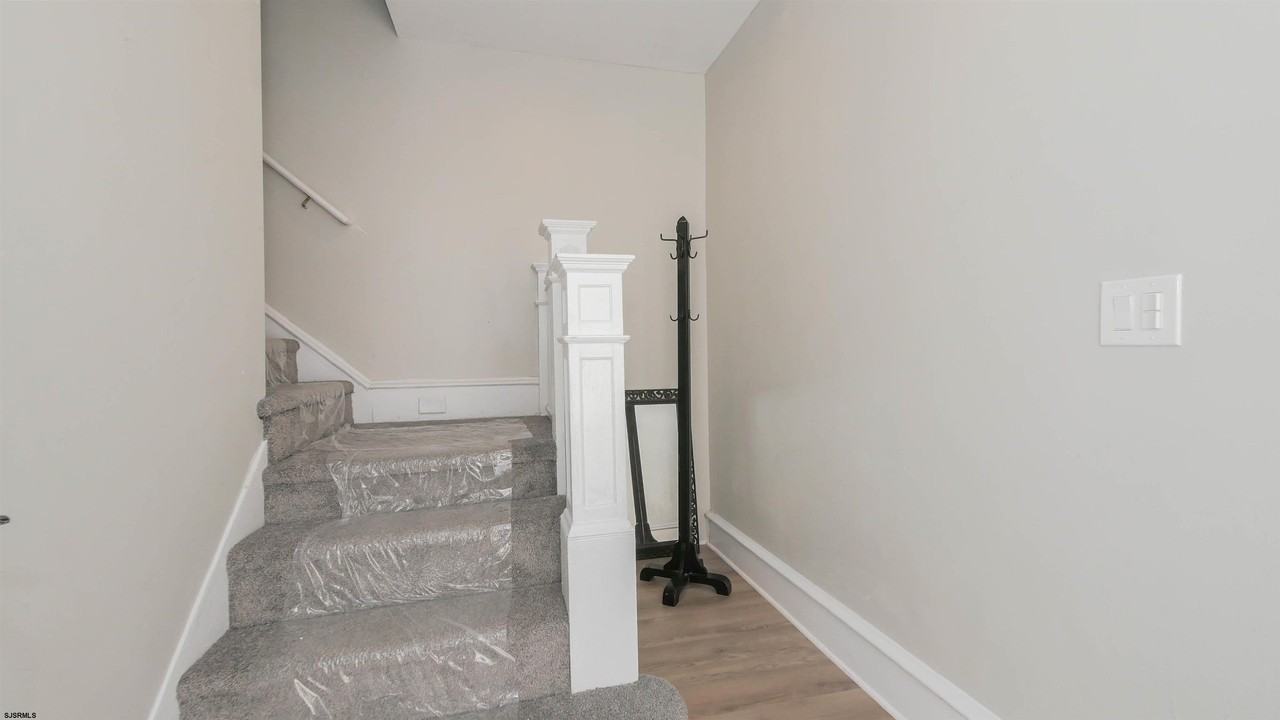 229 N Derby Ave - Photo 5 of 50