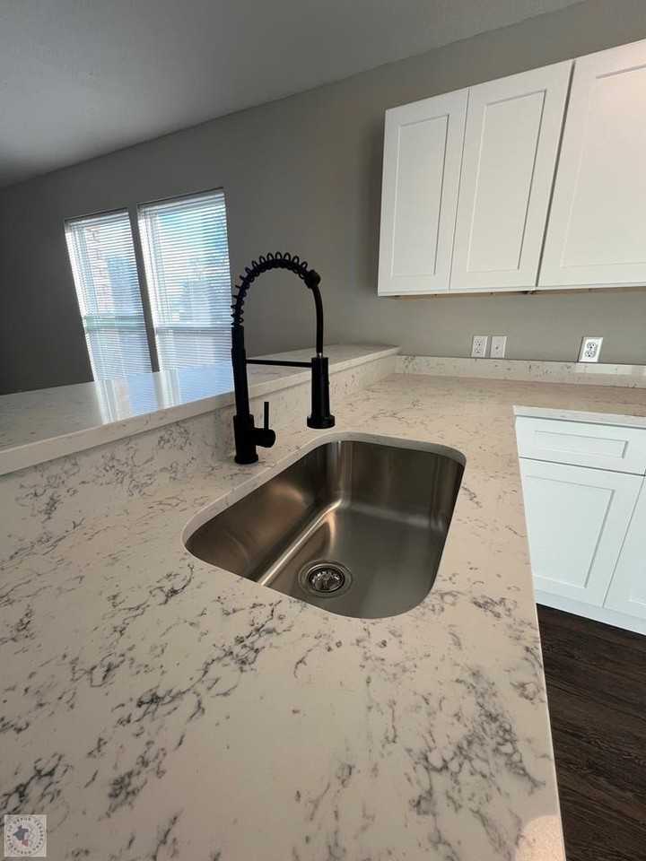 627 Champion Pl - Photo 3 of 10