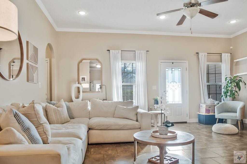 3404 Garrett Ln - Photo 2 of 17