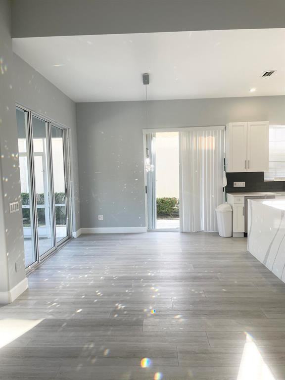 304 Nw Bentley Cir - Photo 4 of 9