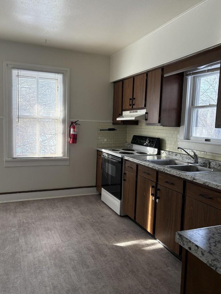 209 Oak St - Photo 3 of 10