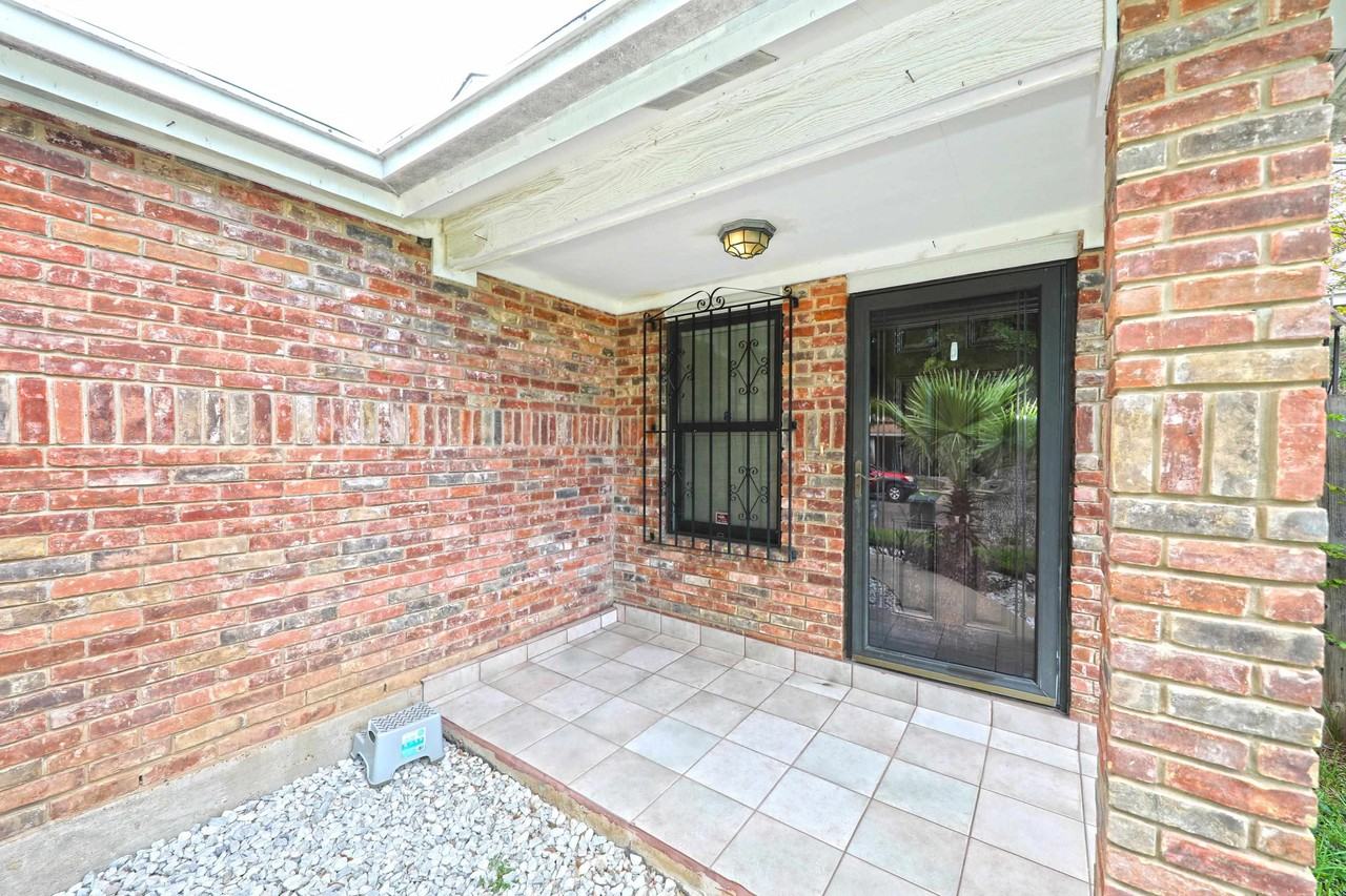 206 Northpoint Dr - Photo 2 of 24