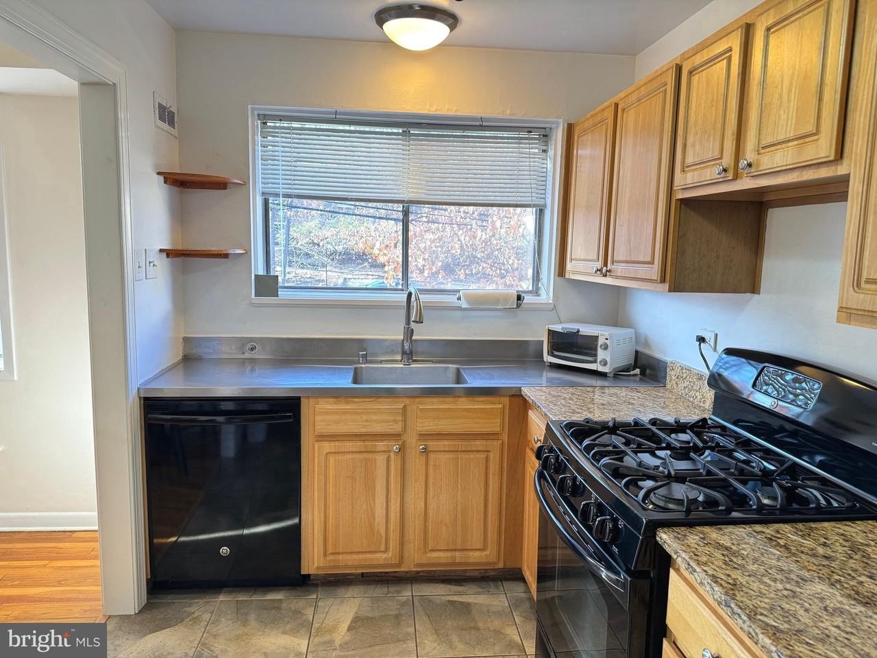 10527 Montrose Ave Unit 10527 #10527 - Photo 4 of 25