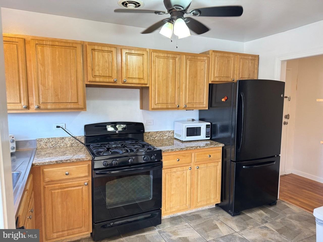 10527 Montrose Ave Unit 10527 #10527 - Photo 5 of 25