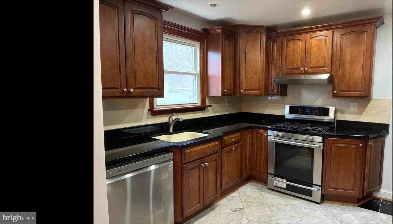 7213 Adelphi Rd - Photo 6 of 22