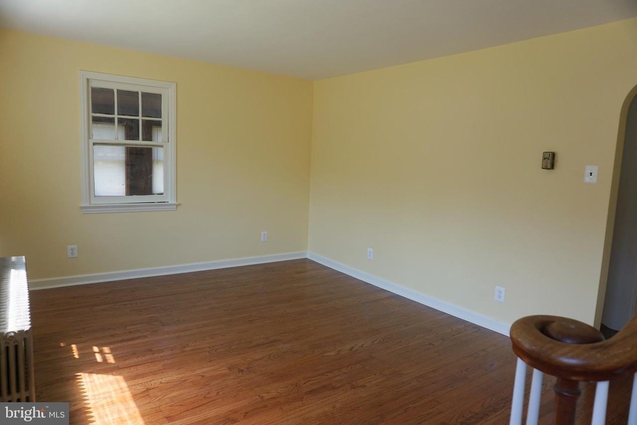 190 Somerset St - Photo 5 of 9