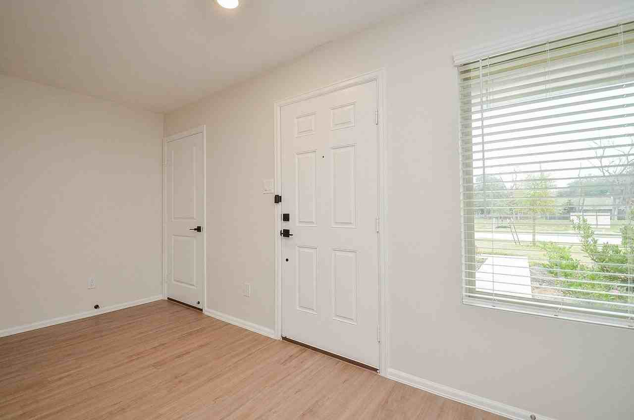 305 Riverwood Village Ln - Photo 3 of 19