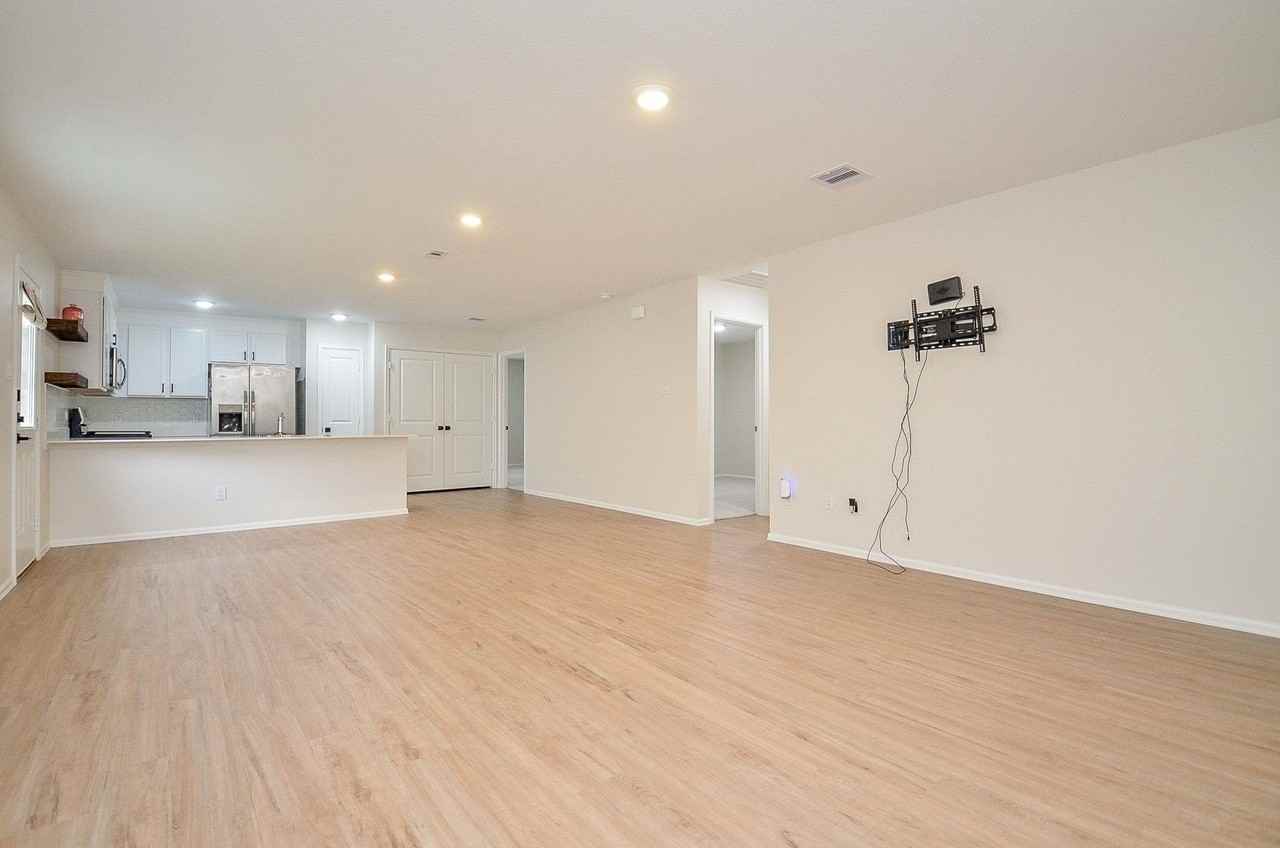 305 Riverwood Village Ln - Photo 4 of 19