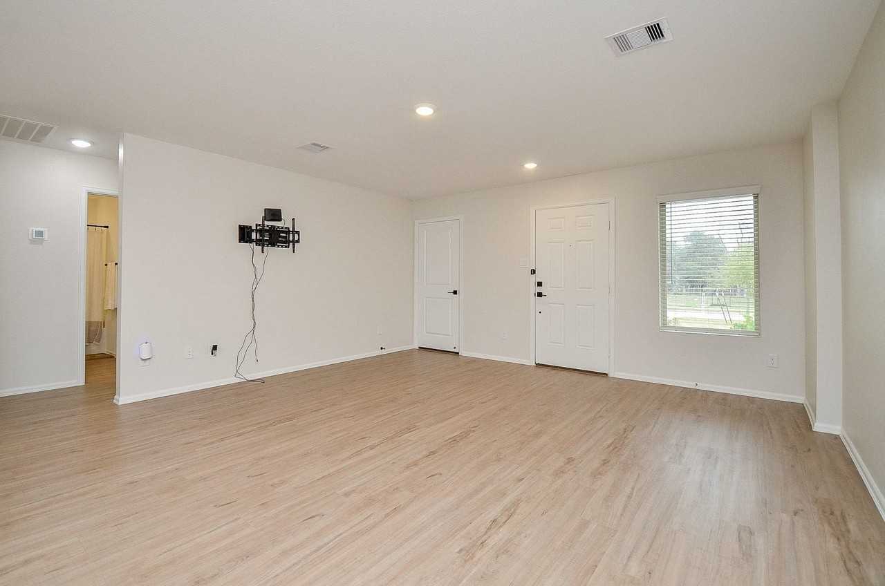 305 Riverwood Village Ln - Photo 5 of 19