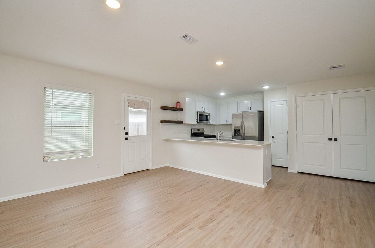 305 Riverwood Village Ln - Photo 7 of 19