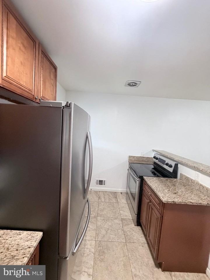 491 N Latham St - Photo 4 of 35