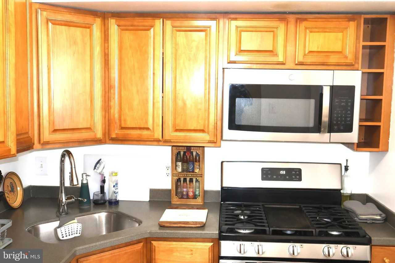 5934 Mayflower Ct - Photo 3 of 32