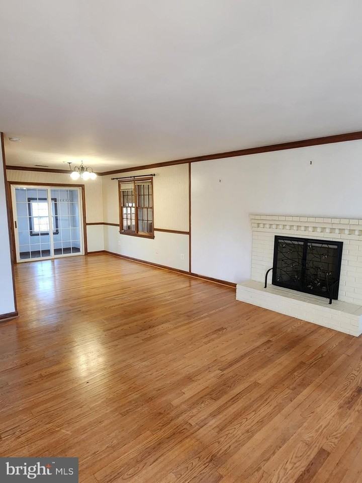 9839 Lees Mill Rd - Photo 2 of 16