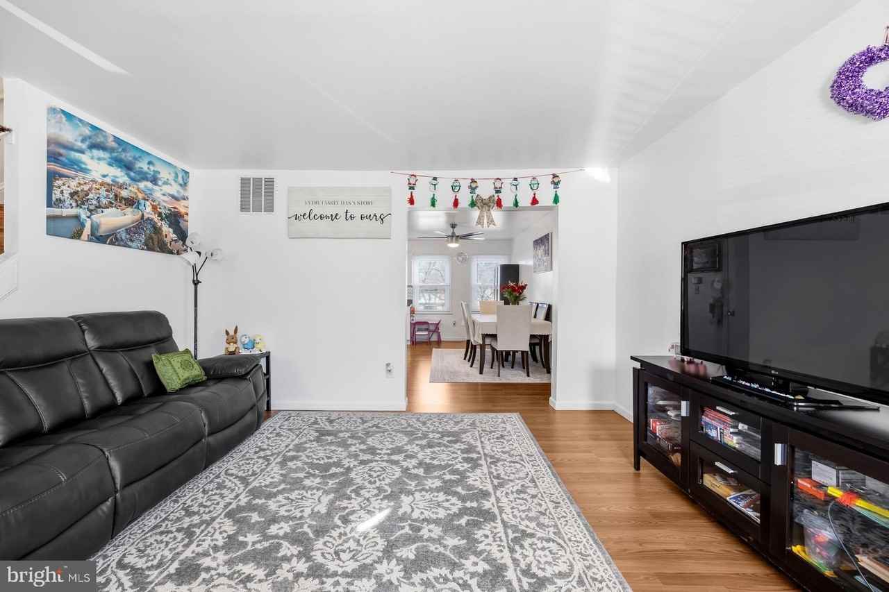 9262 Byrd Dr - Photo 3 of 36