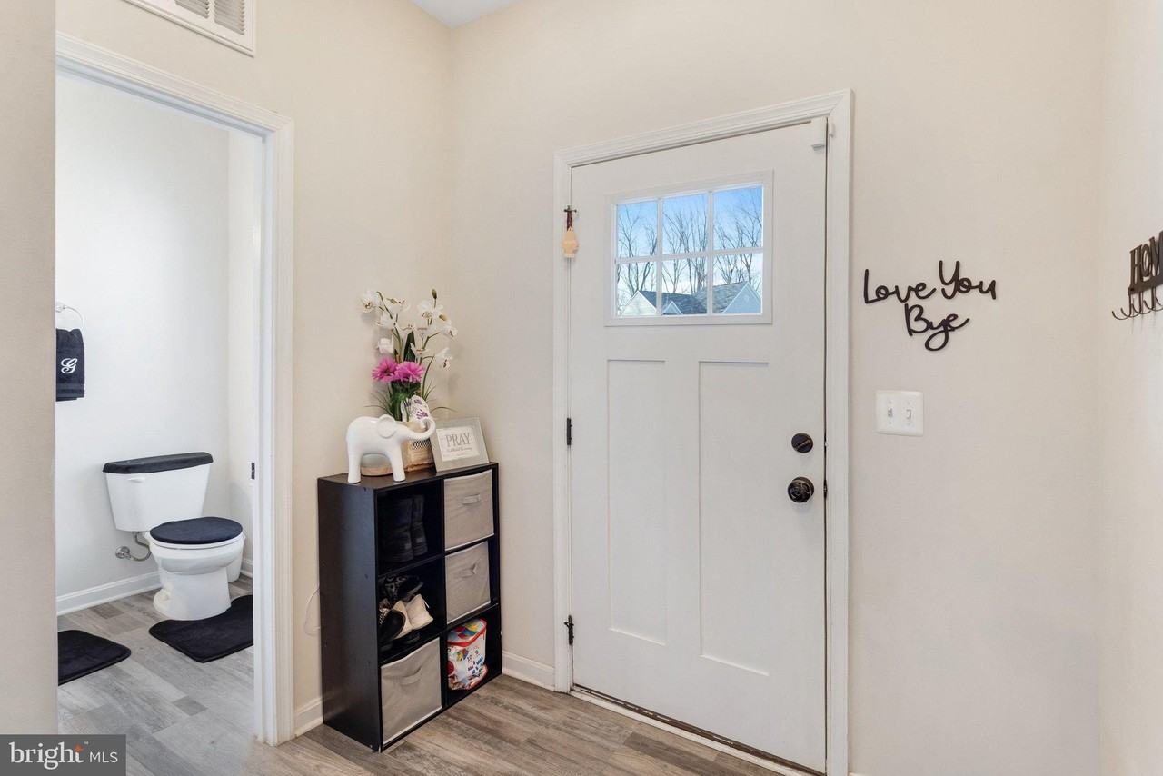 9301 Cedar Forest Dr - Photo 4 of 34