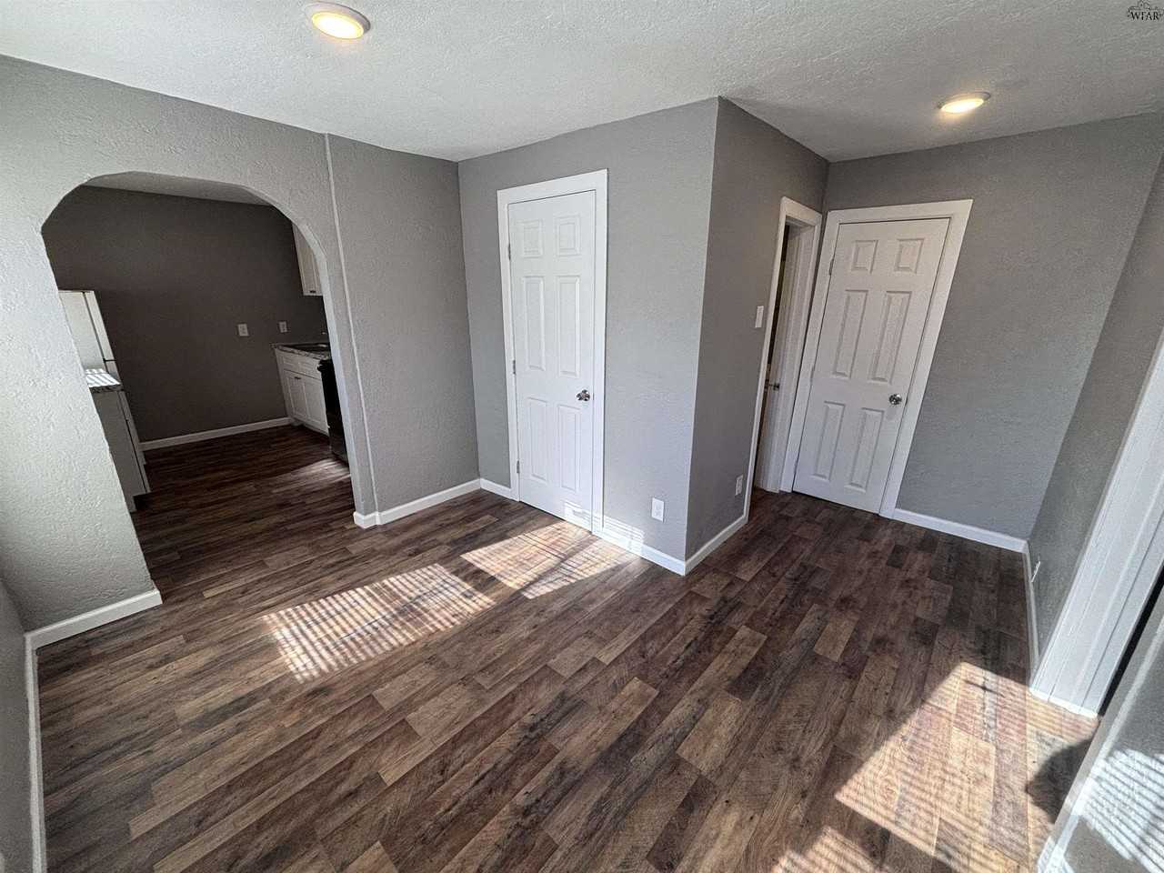 1801 11th St #4 - Photo 5 of 9