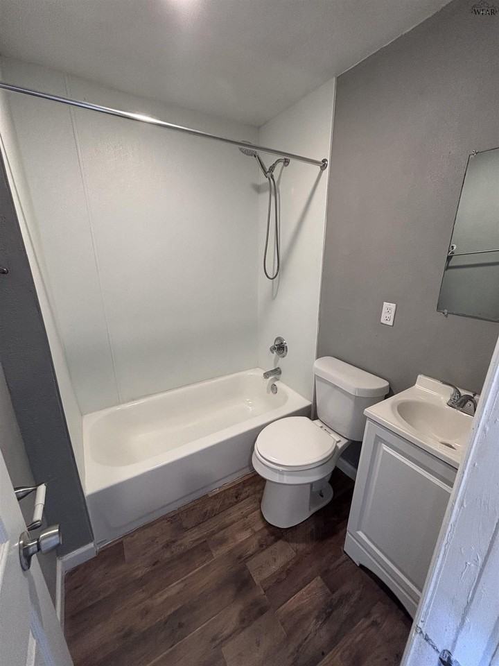 1801 11th St #4 - Photo 6 of 9