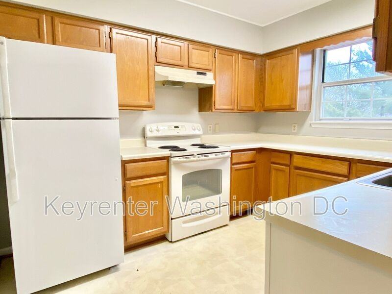 18231 Fox Chase Cir - Photo 2 of 40