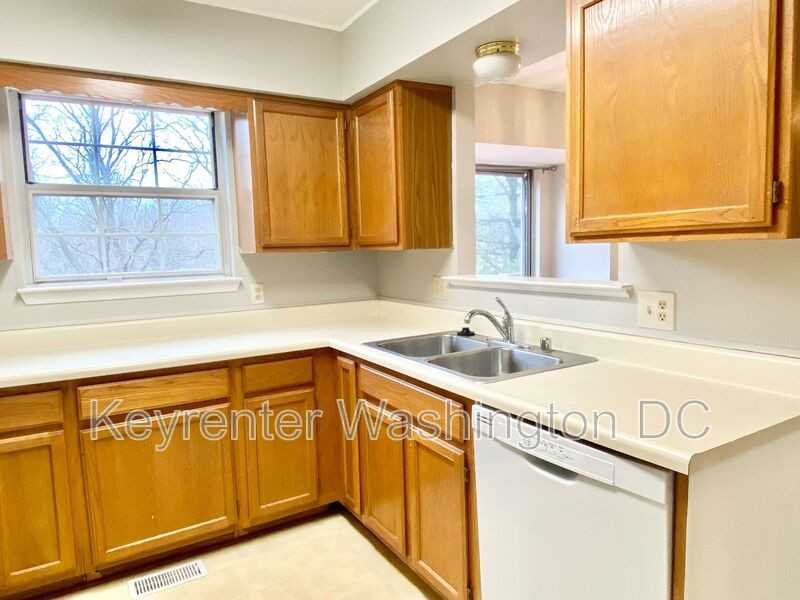 18231 Fox Chase Cir - Photo 3 of 40