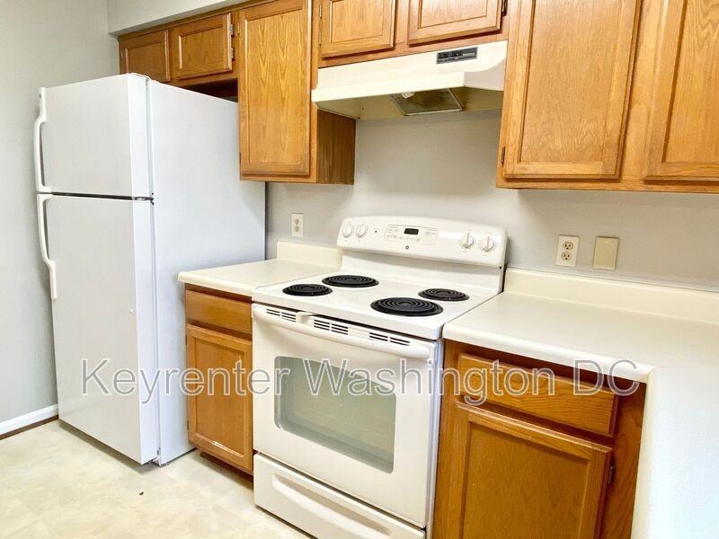 18231 Fox Chase Cir - Photo 4 of 40