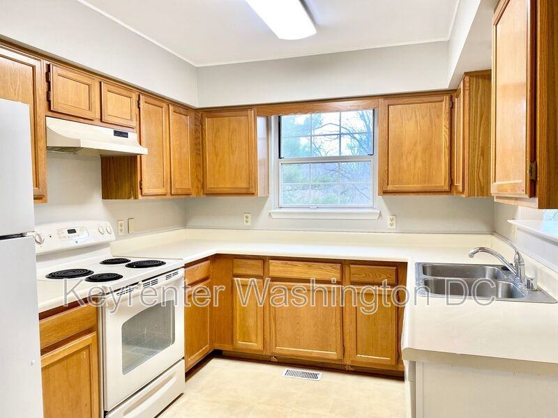 18231 Fox Chase Cir - Photo 5 of 40