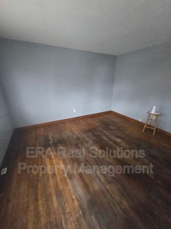 2921 Mcguffey Rd - Photo 3 of 15