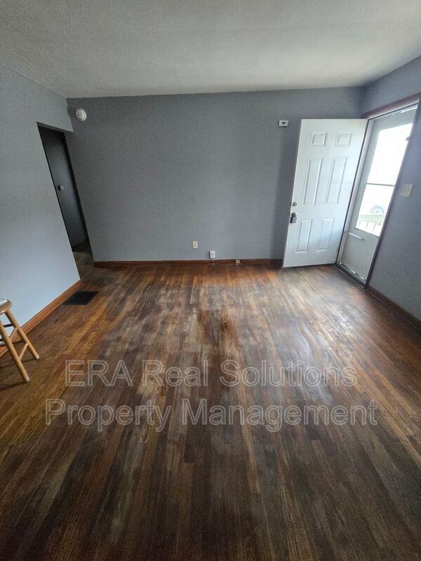 2921 Mcguffey Rd - Photo 4 of 15