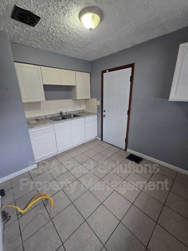 2921 Mcguffey Rd - Photo 5 of 15