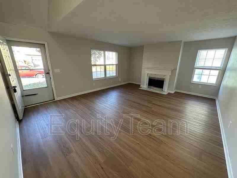 1015 Venetian Ter - Photo 3 of 18