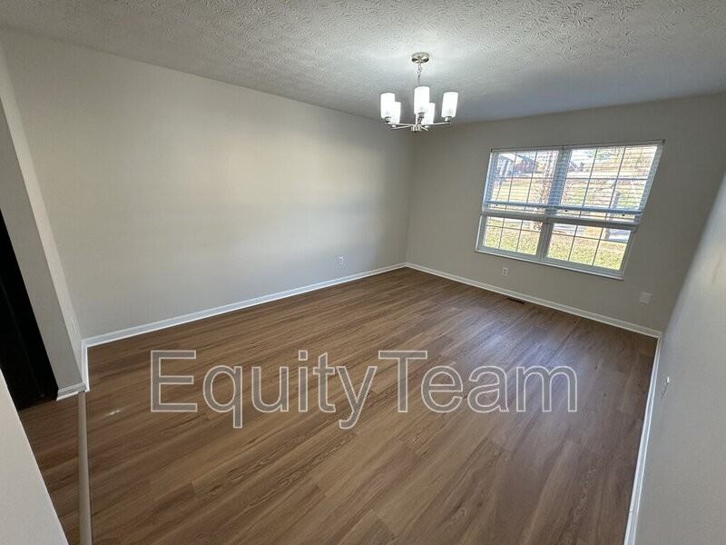 1015 Venetian Ter - Photo 5 of 18