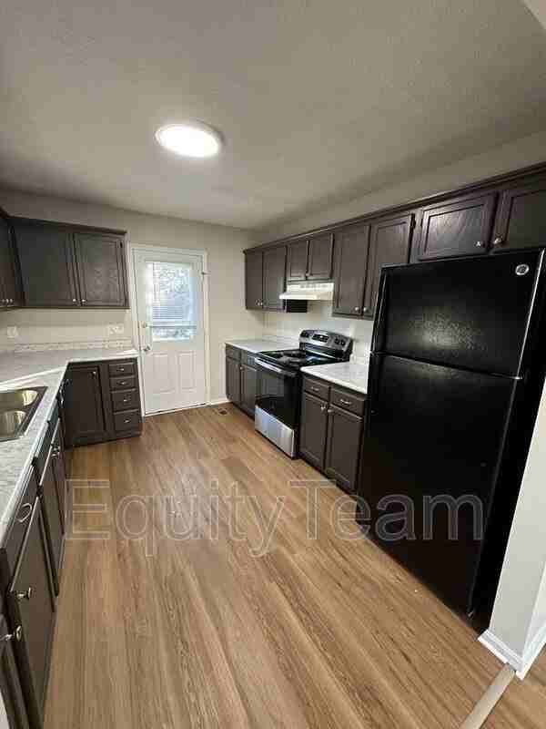 1015 Venetian Ter - Photo 6 of 18