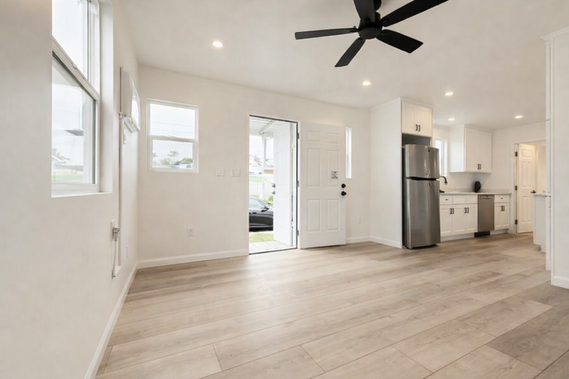 1163 1/2 E 70th St - Photo 3 of 15