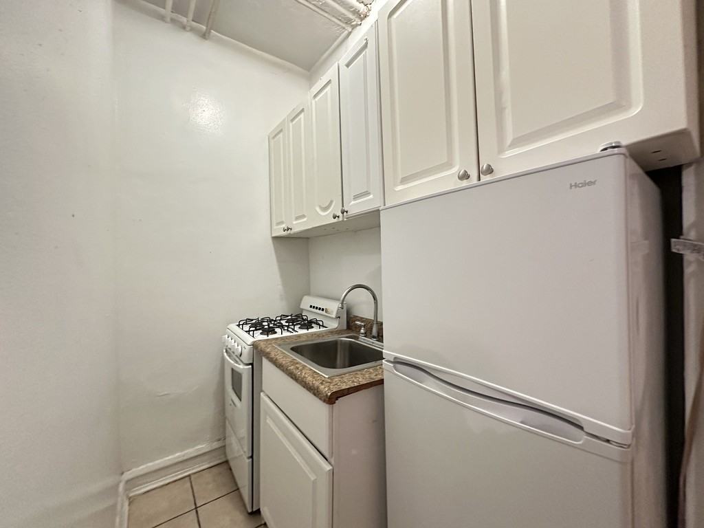 2827 N Burling St #04 - Photo 3 of 21