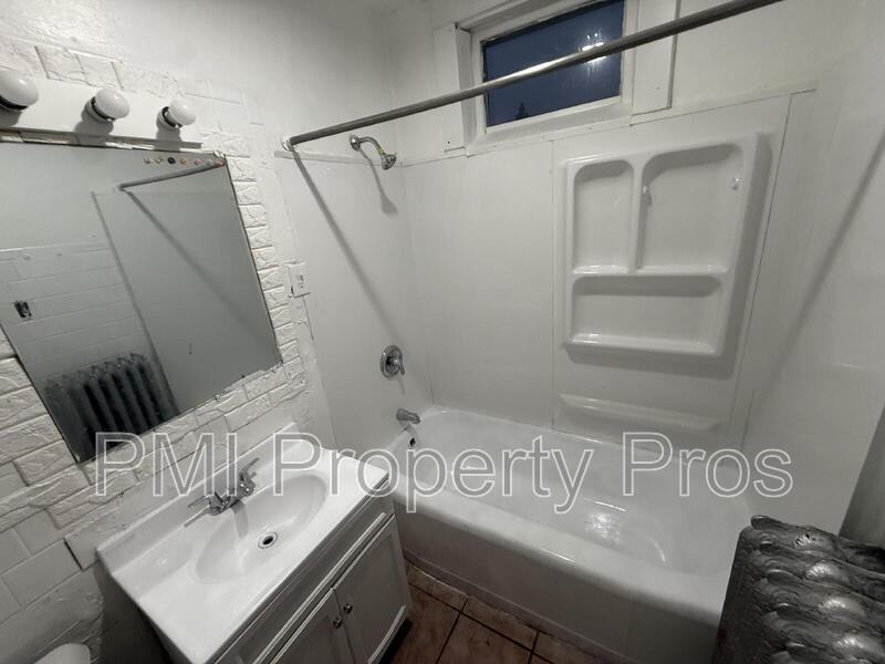 1560A S 7th St - Photo 2 of 7