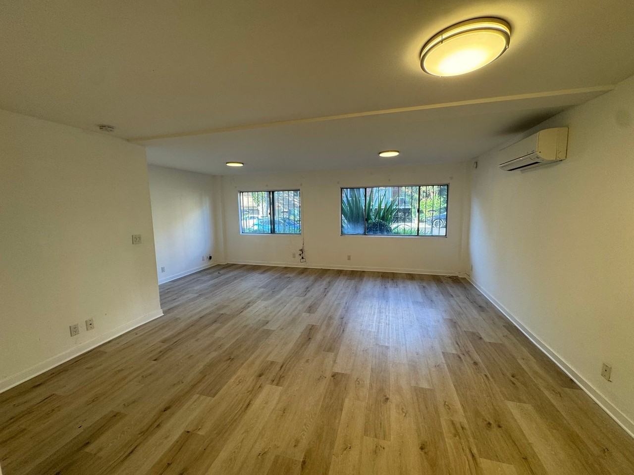 BENTLEY - Photo 7 of 24