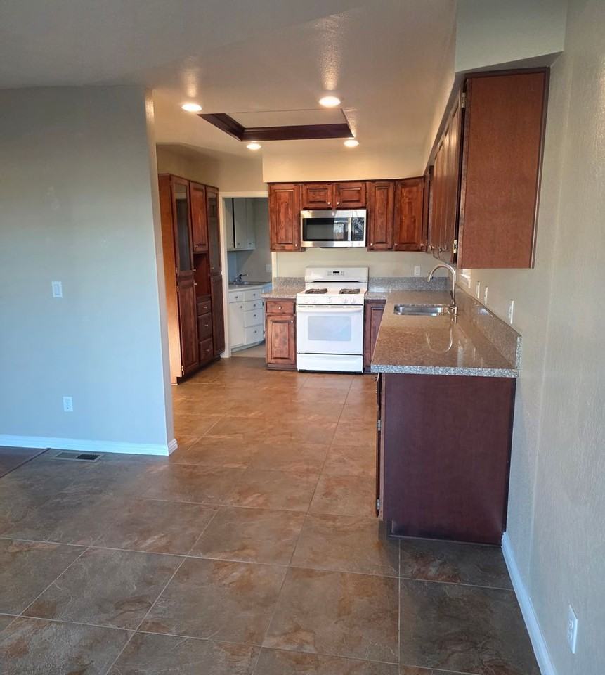 3344 Everett Dr - Photo 2 of 11