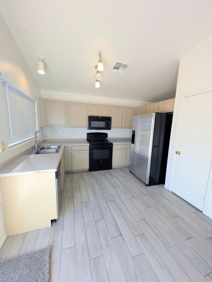 109 S Monterey St - Photo 4 of 18