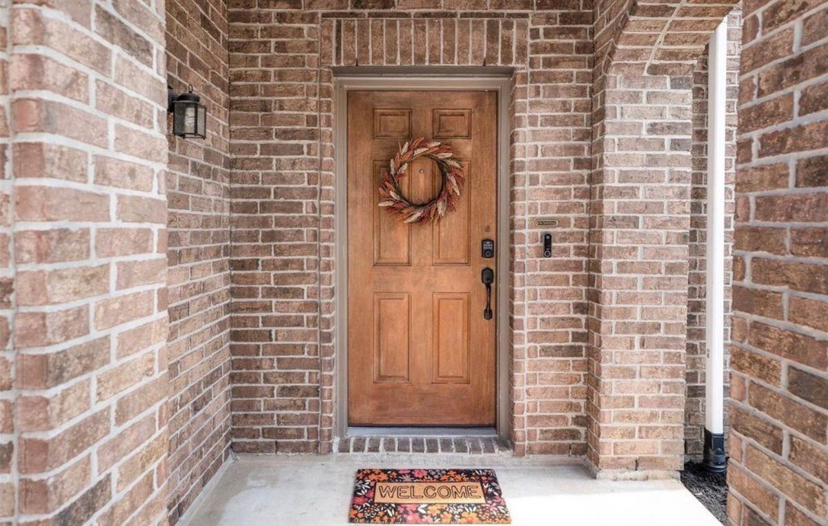 1107 Epworth Ct - Photo 3 of 27