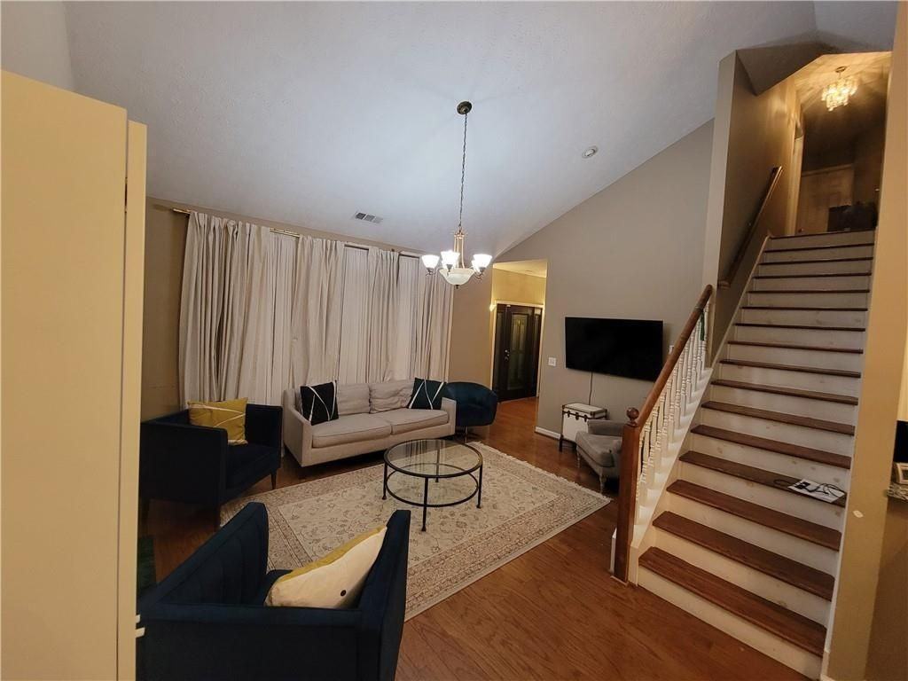 1002 Cedar Trce Sw - Photo 3 of 11