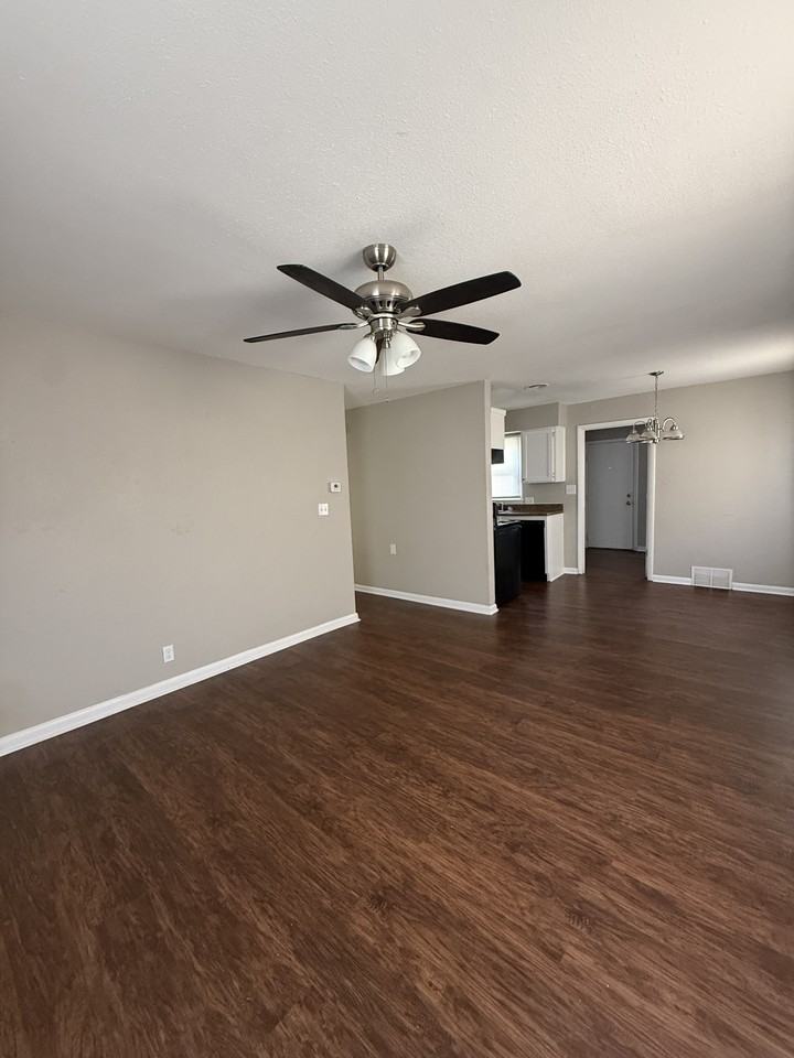 3121 N Lindsay Ave - Photo 4 of 18