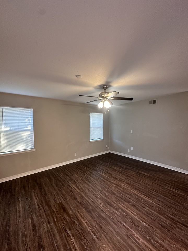 245 Nw 82nd St - Photo 5 of 17