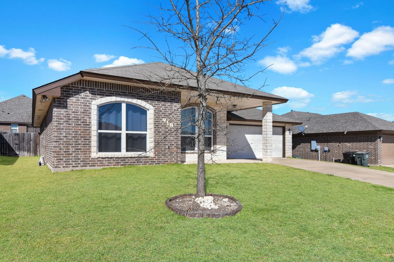 918 Kacie Dr - Photo 2 of 27