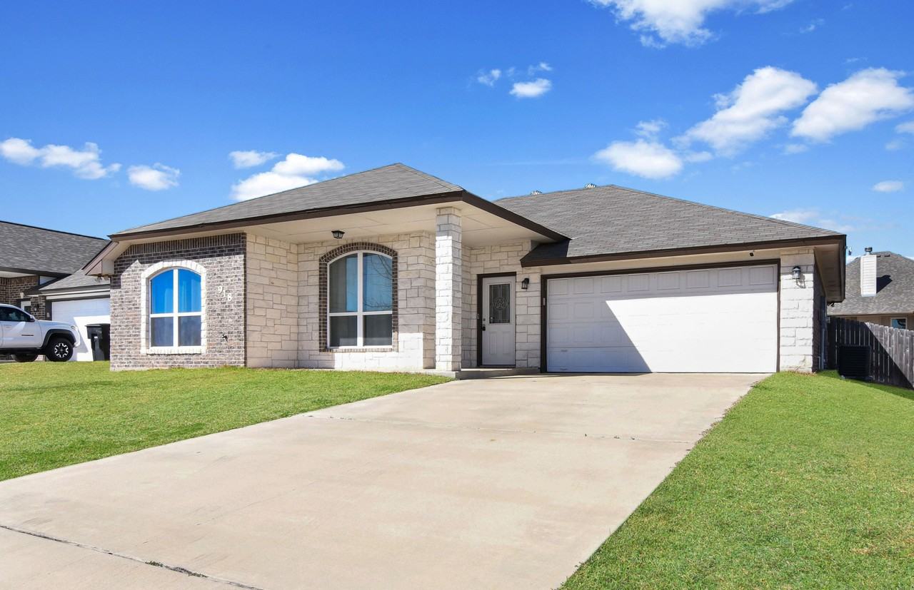 918 Kacie Dr - Photo 3 of 27