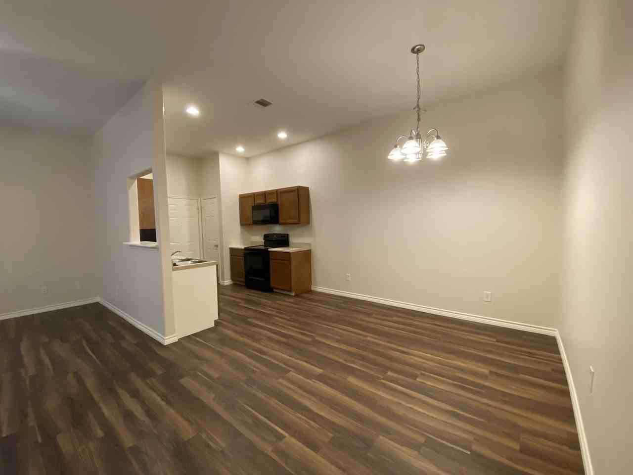 1115 Maple St - Photo 2 of 10