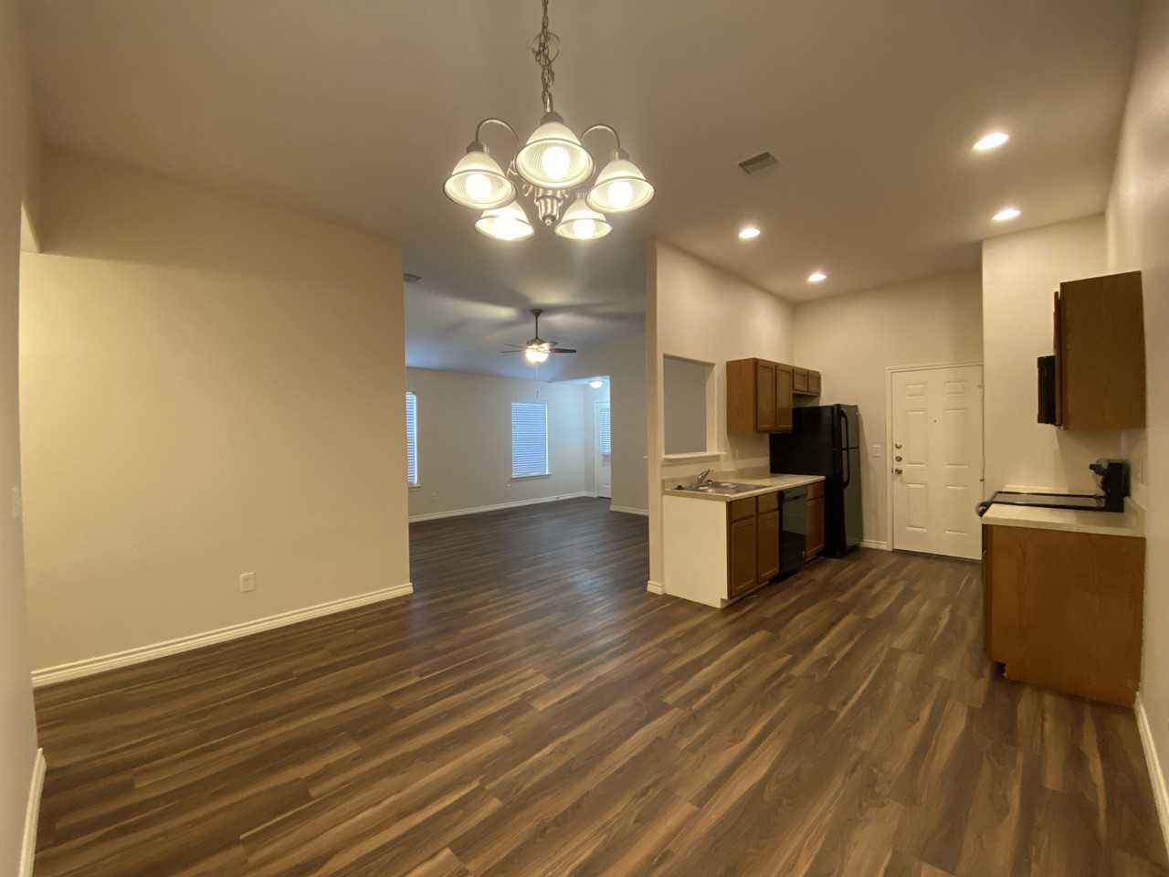 1115 Maple St - Photo 3 of 10