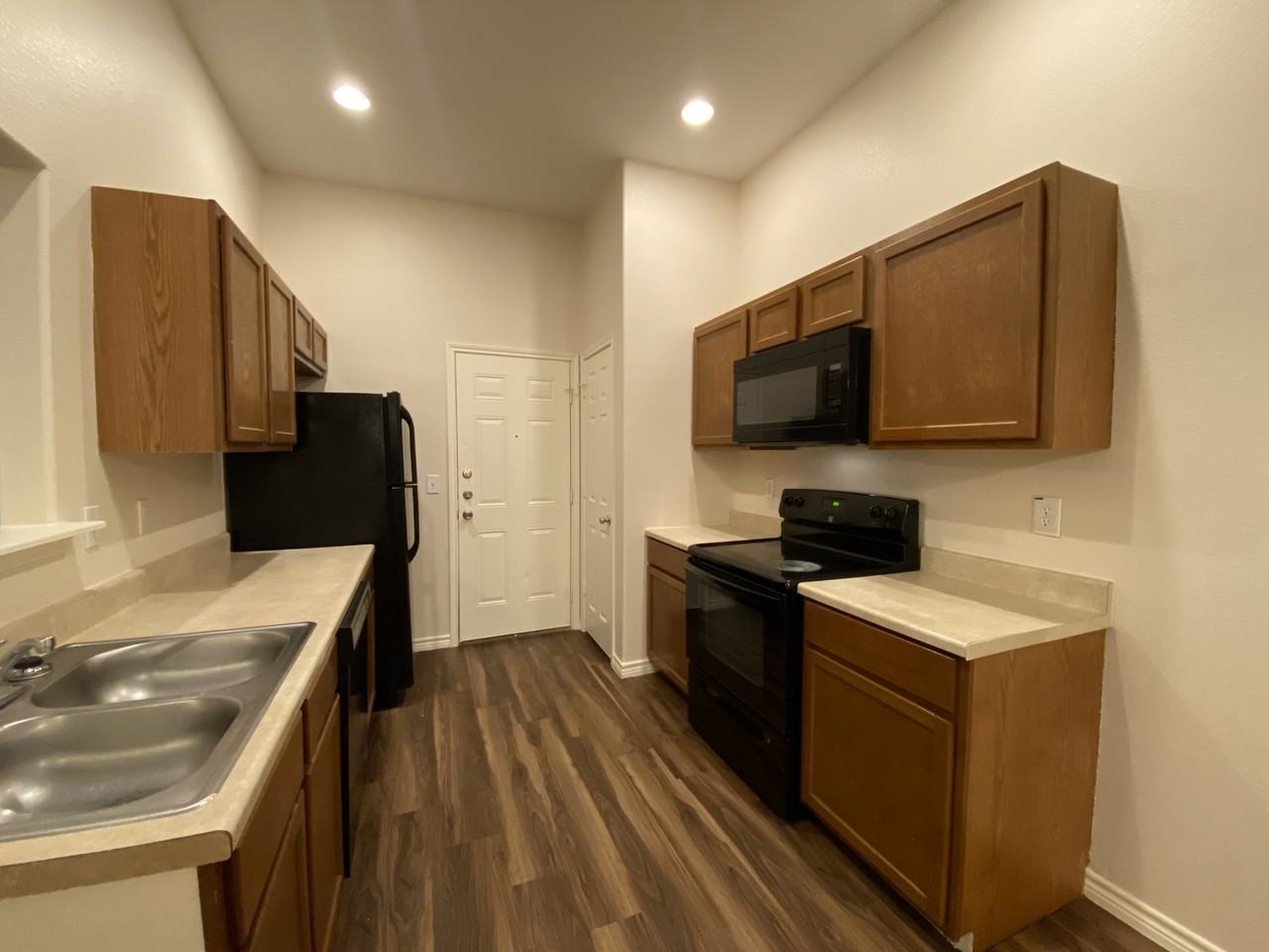 1115 Maple St - Photo 4 of 10