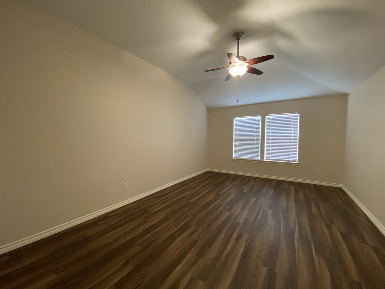 1115 Maple St - Photo 5 of 10