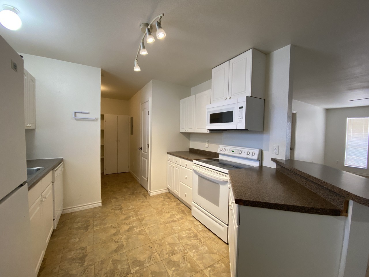 176A W White St - Photo 5 of 11