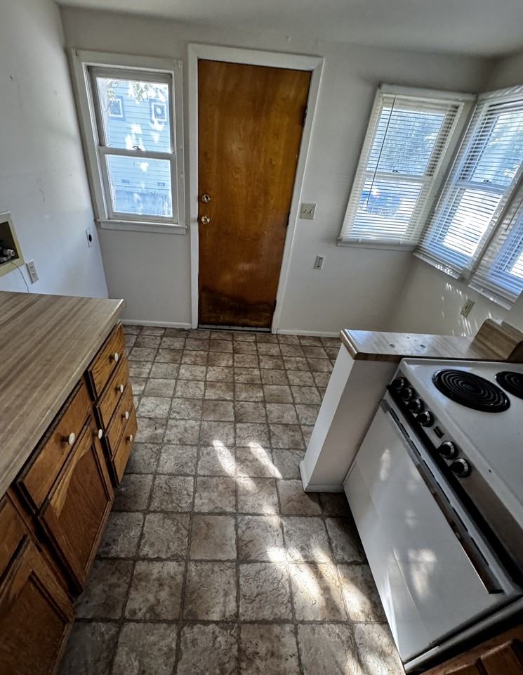 729 1/2 Pine St - Photo 4 of 5