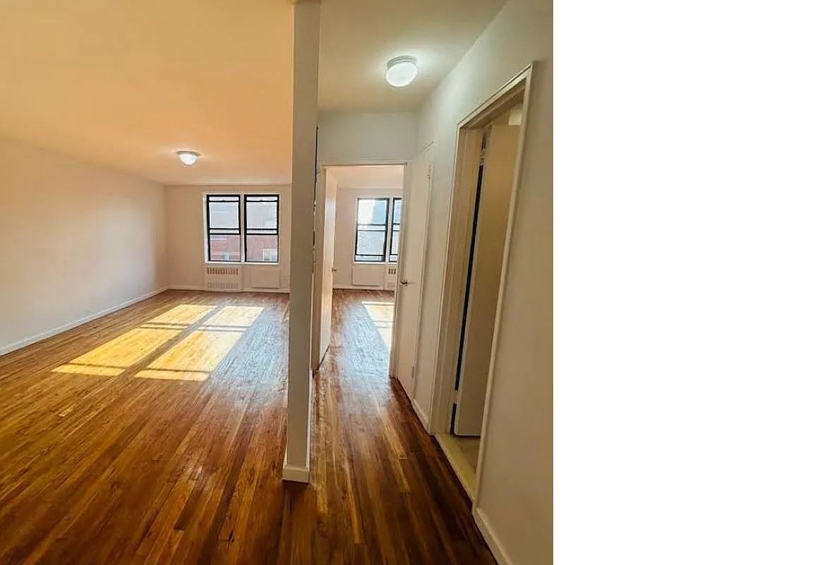 2534 Crescent St #5H - Photo 2 of 6